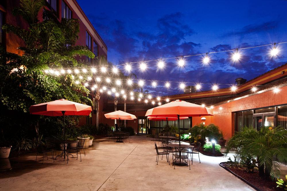 Doubletree By Hilton Fort Myers At Bell Tower Shops Екстериор снимка