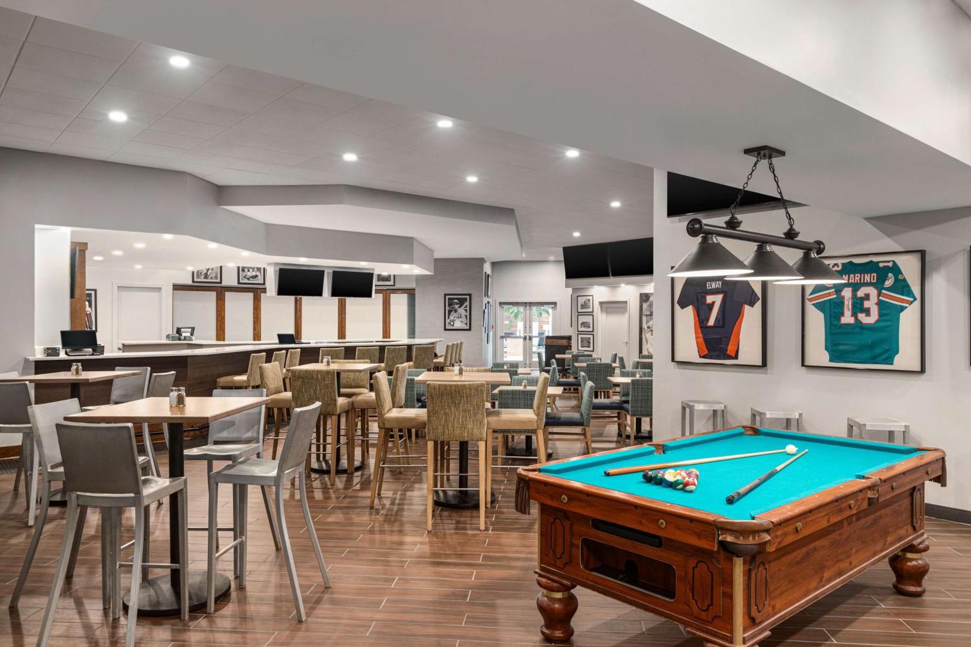 Doubletree By Hilton Fort Myers At Bell Tower Shops Екстериор снимка