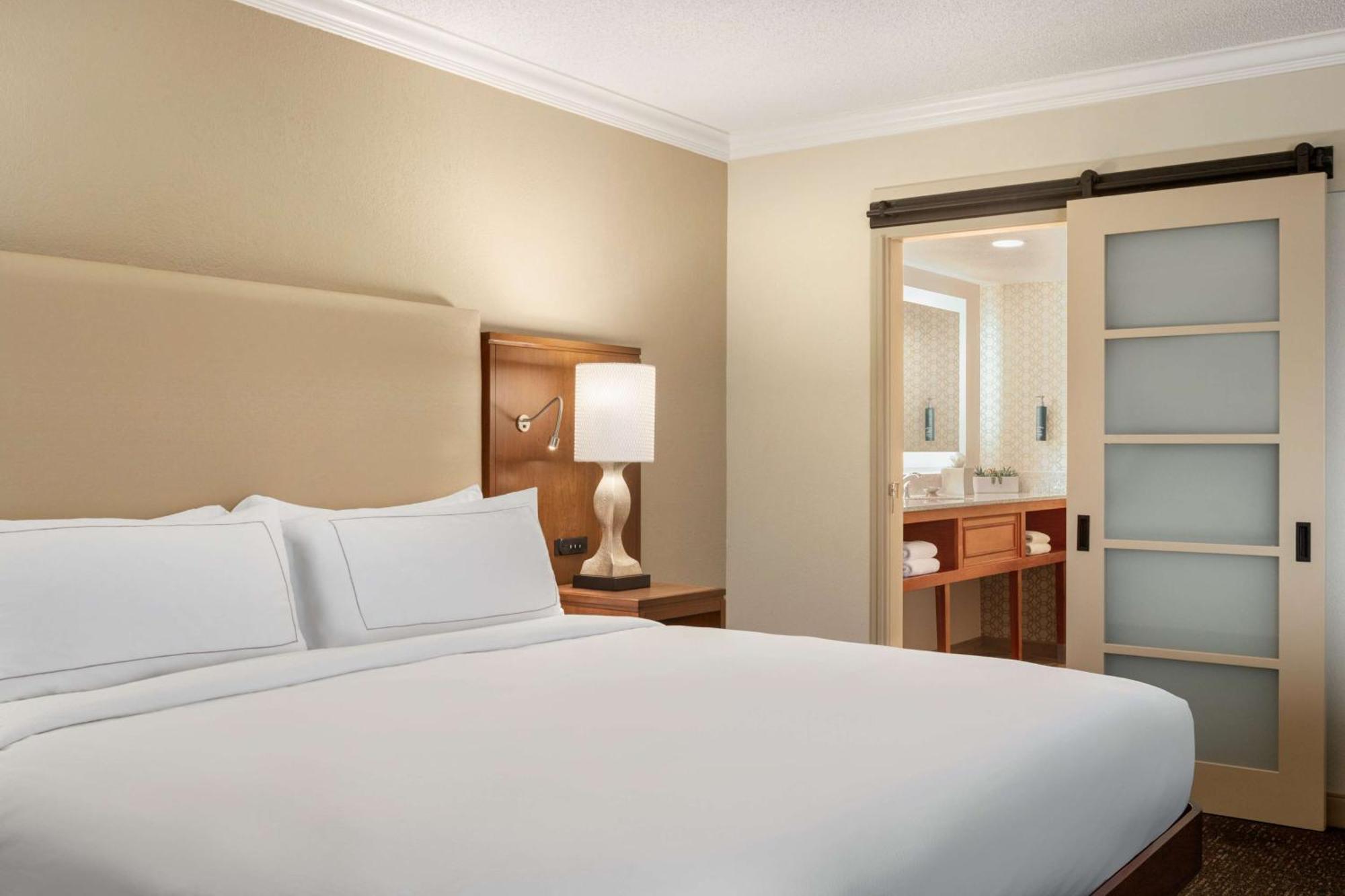 Doubletree By Hilton Fort Myers At Bell Tower Shops Екстериор снимка