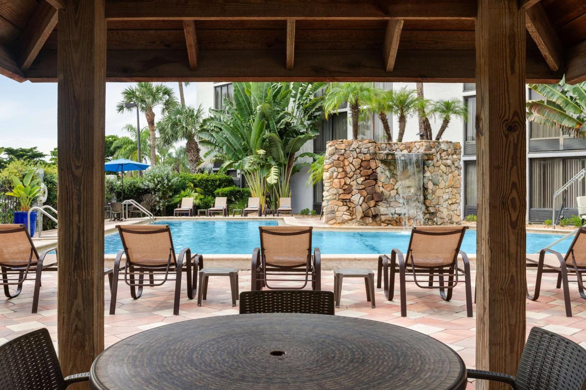 Doubletree By Hilton Fort Myers At Bell Tower Shops Екстериор снимка