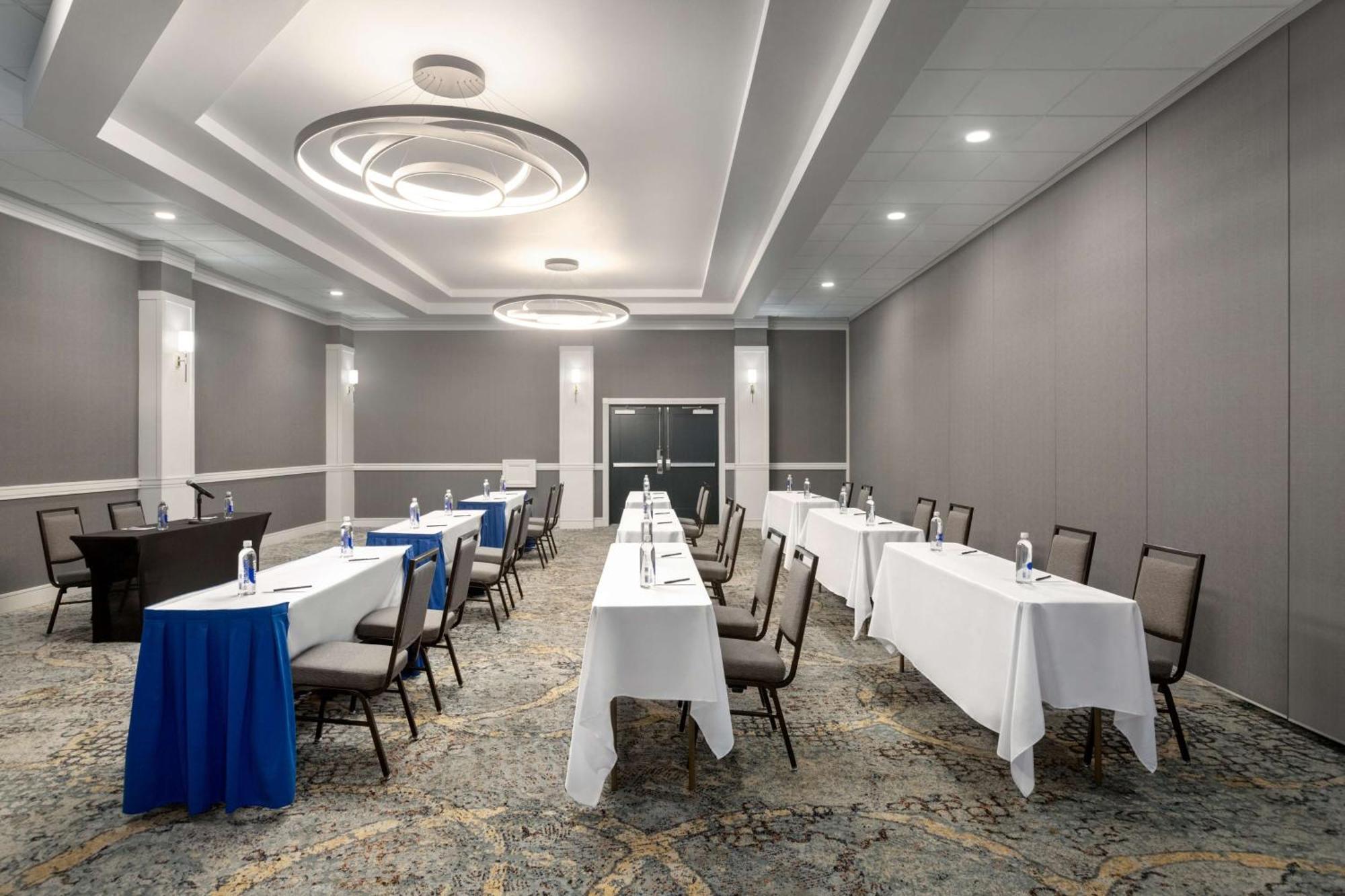 Doubletree By Hilton Fort Myers At Bell Tower Shops Екстериор снимка