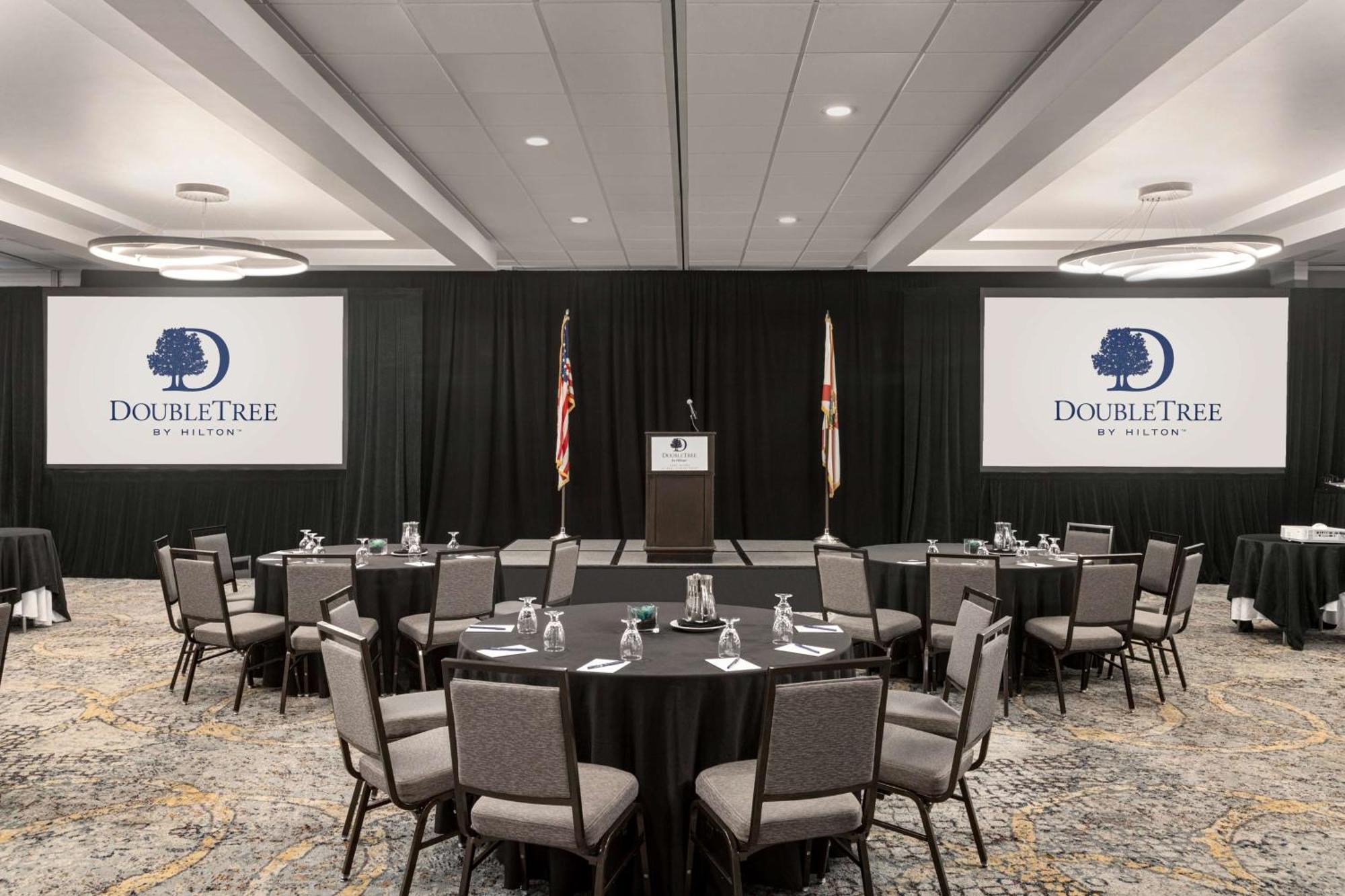 Doubletree By Hilton Fort Myers At Bell Tower Shops Екстериор снимка