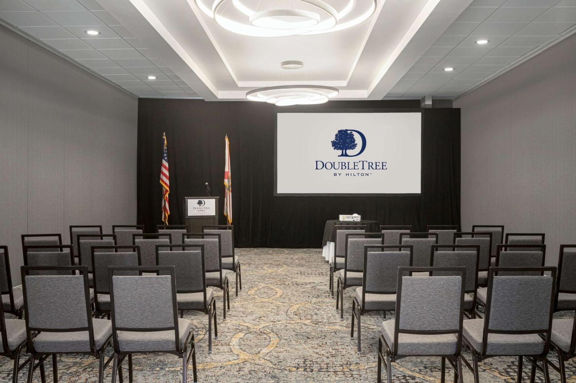 Doubletree By Hilton Fort Myers At Bell Tower Shops Екстериор снимка