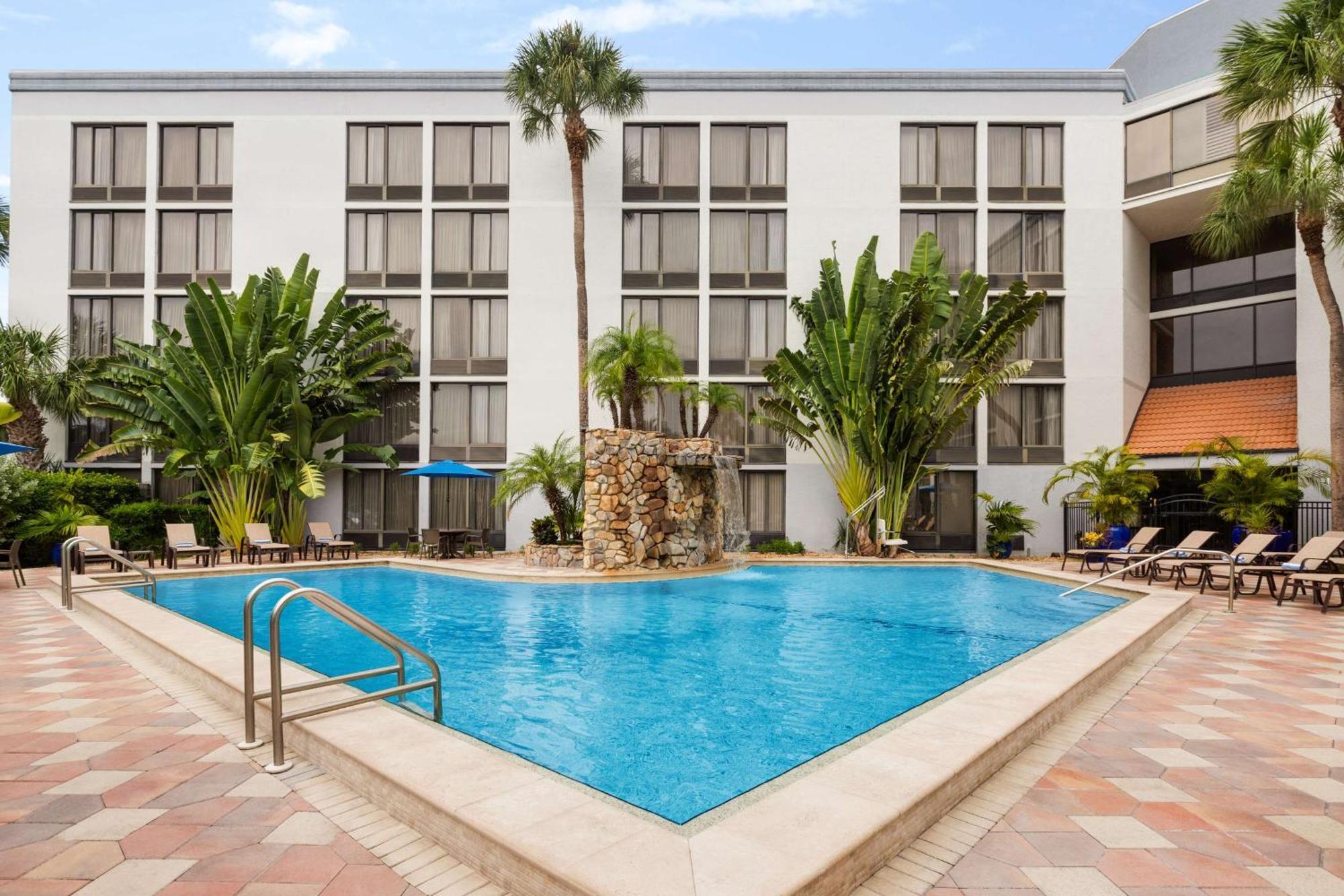 Doubletree By Hilton Fort Myers At Bell Tower Shops Екстериор снимка