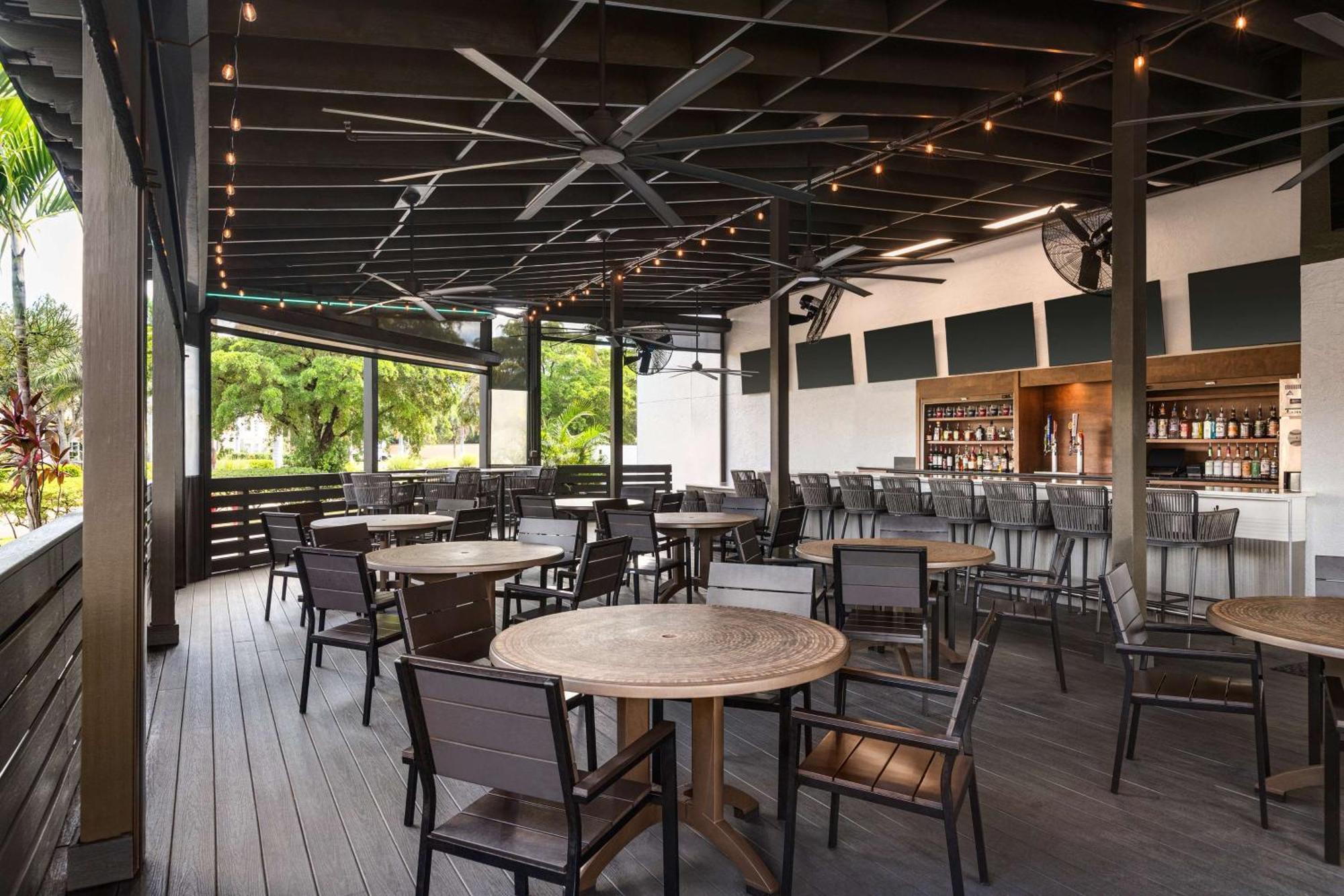 Doubletree By Hilton Fort Myers At Bell Tower Shops Екстериор снимка
