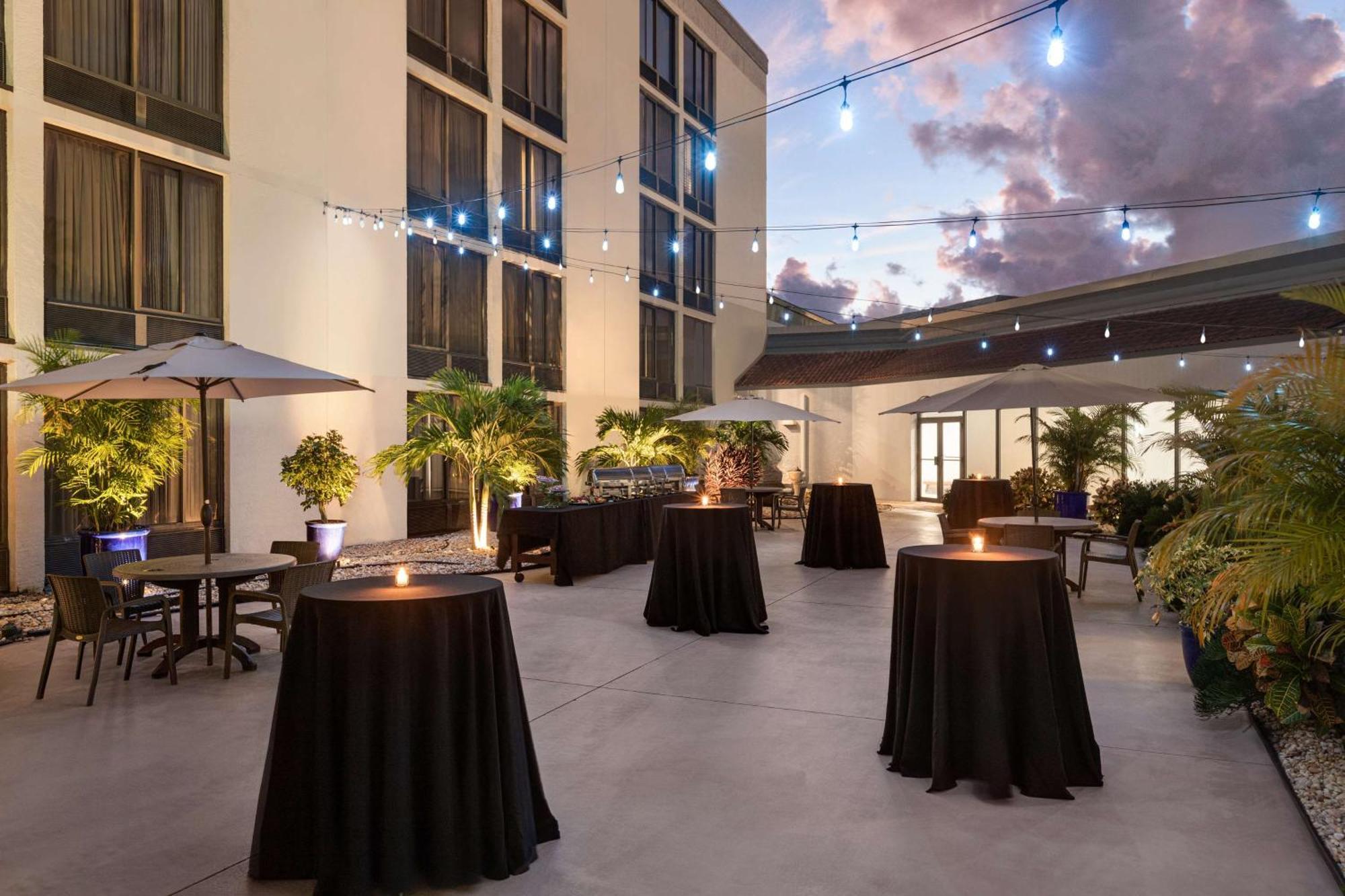 Doubletree By Hilton Fort Myers At Bell Tower Shops Екстериор снимка
