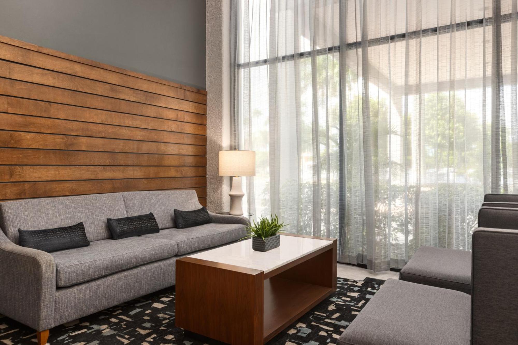 Doubletree By Hilton Fort Myers At Bell Tower Shops Екстериор снимка