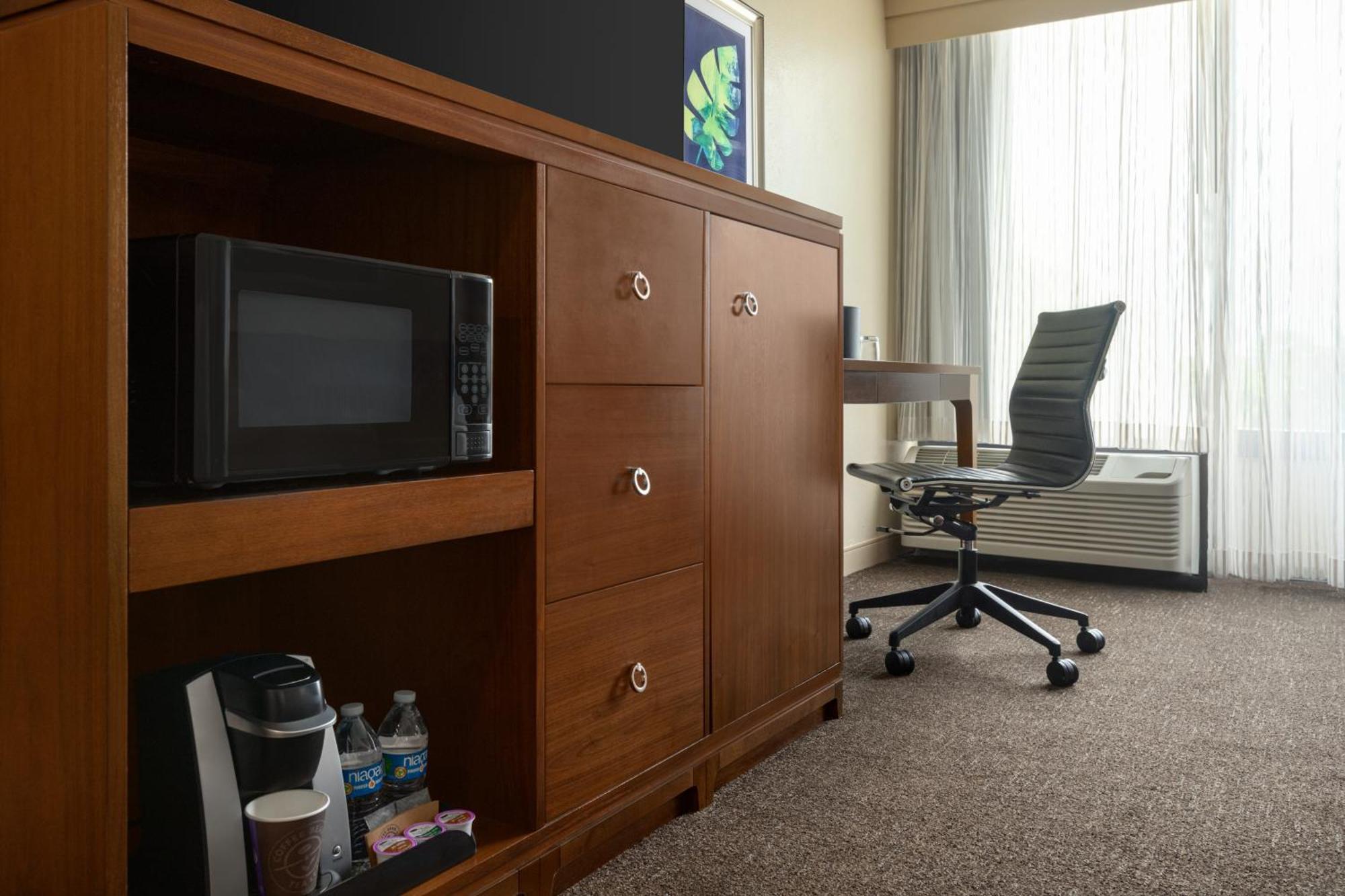 Doubletree By Hilton Fort Myers At Bell Tower Shops Екстериор снимка