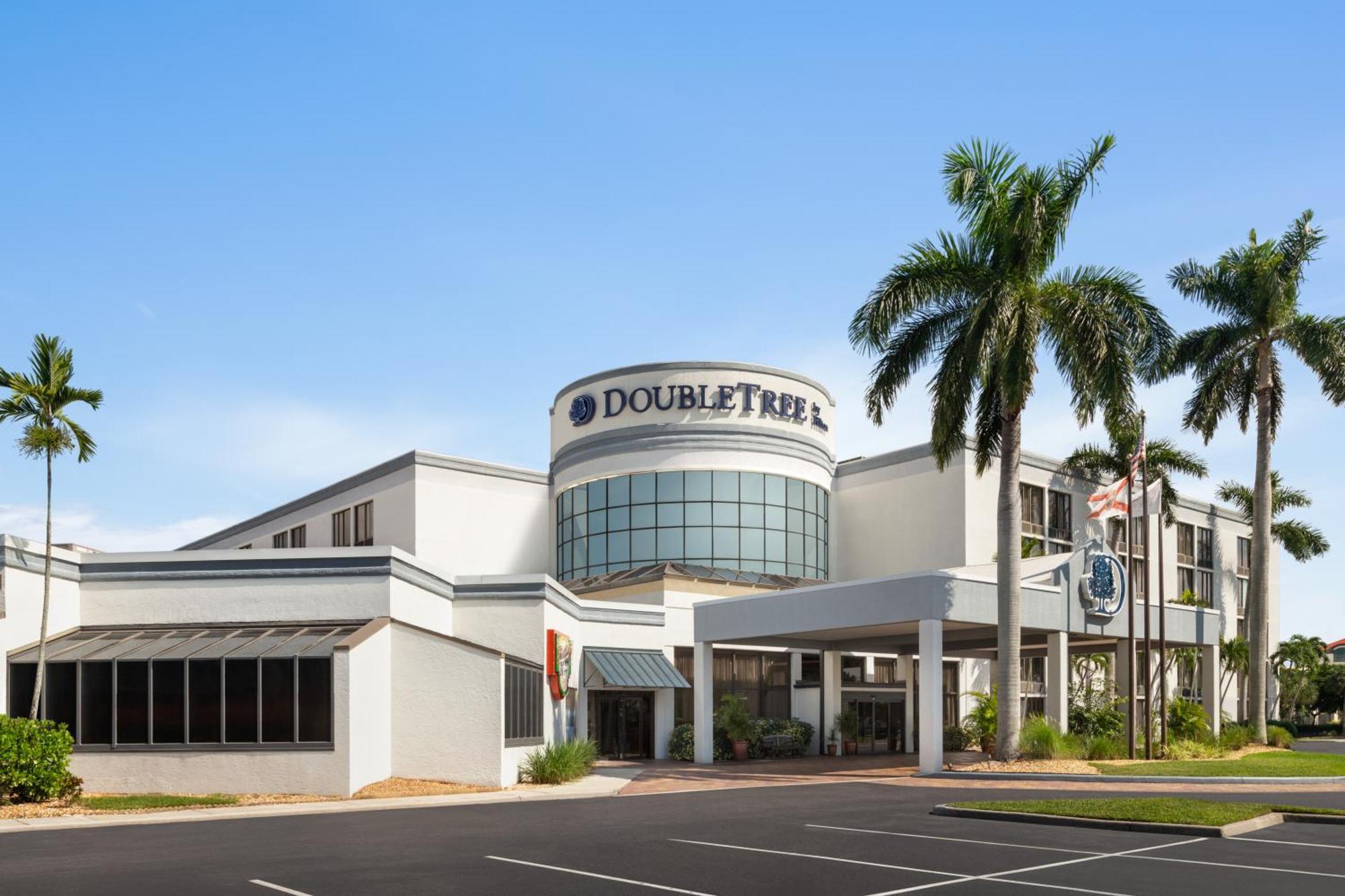 Doubletree By Hilton Fort Myers At Bell Tower Shops Екстериор снимка