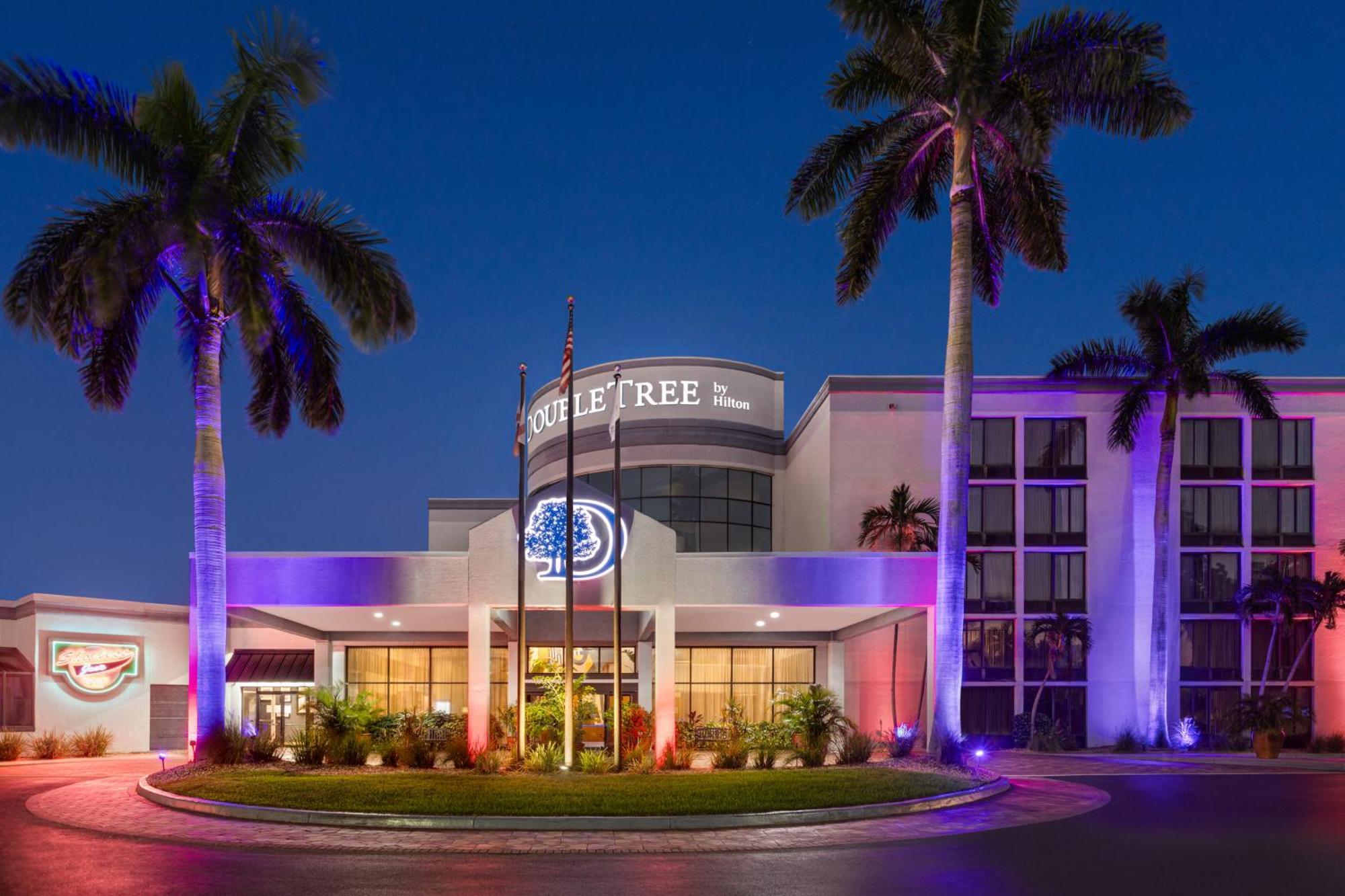 Doubletree By Hilton Fort Myers At Bell Tower Shops Екстериор снимка