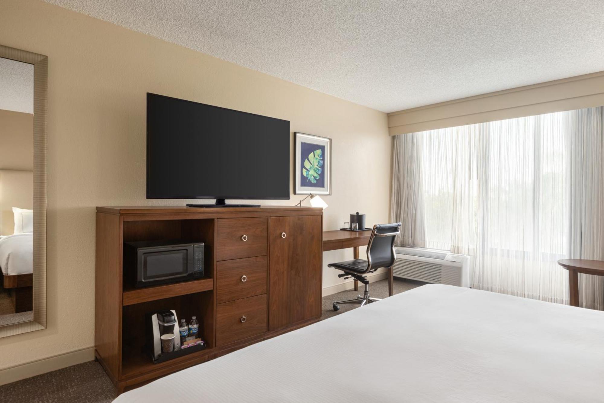 Doubletree By Hilton Fort Myers At Bell Tower Shops Екстериор снимка